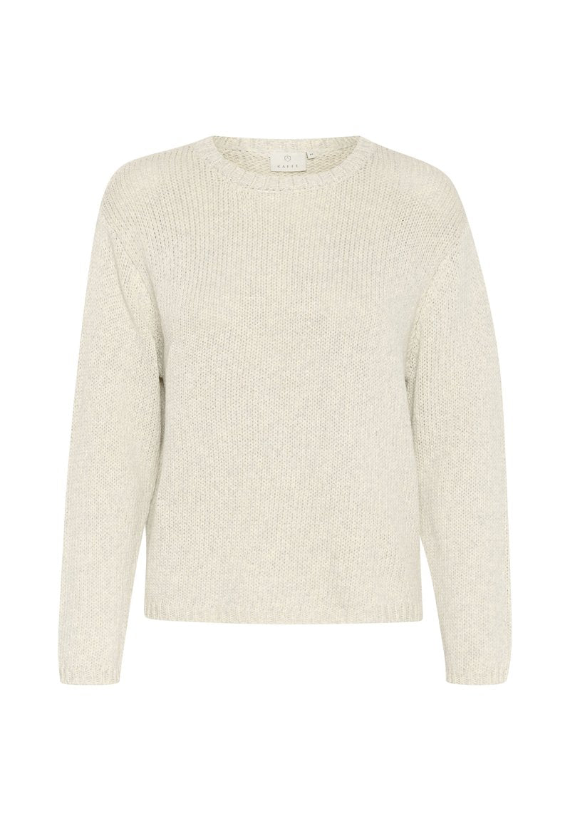 Hellbeige Strickpullover mit Rundhalsausschnitt, langen Ärmeln und lockerer Passform. Die Textur ist weich und weist ein dezentes Rippenmuster auf.