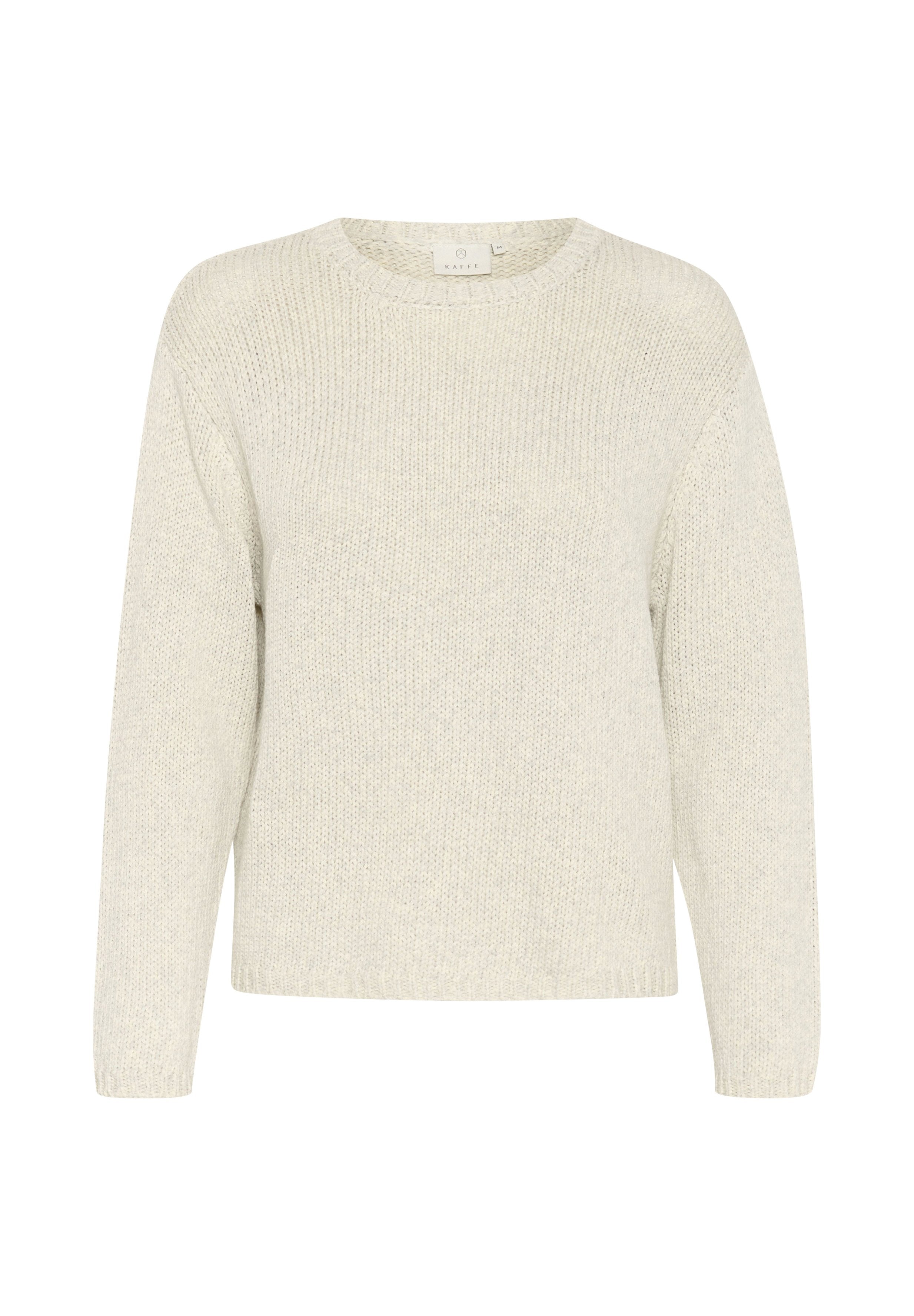 Hellbeige Strickpullover mit Rundhalsausschnitt, langen Ärmeln und lockerer Passform. Die Textur ist weich und weist ein dezentes Rippenmuster auf.
