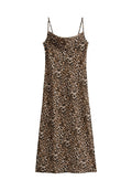 Kleid mit Leopardenmuster und dünnen, verstellbaren Trägern. Leichter Stoff, knielang, mit einer Mischung aus tanfarbenen, braunen und schwarzen Flecken. Glatte Textur.
