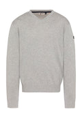 Hellgrauer V-Ausschnitt Strickpullover mit langen Ärmeln, gerippten Bündchen und Saum sowie einem kleinen Logoaufnäher am linken Ärmel.