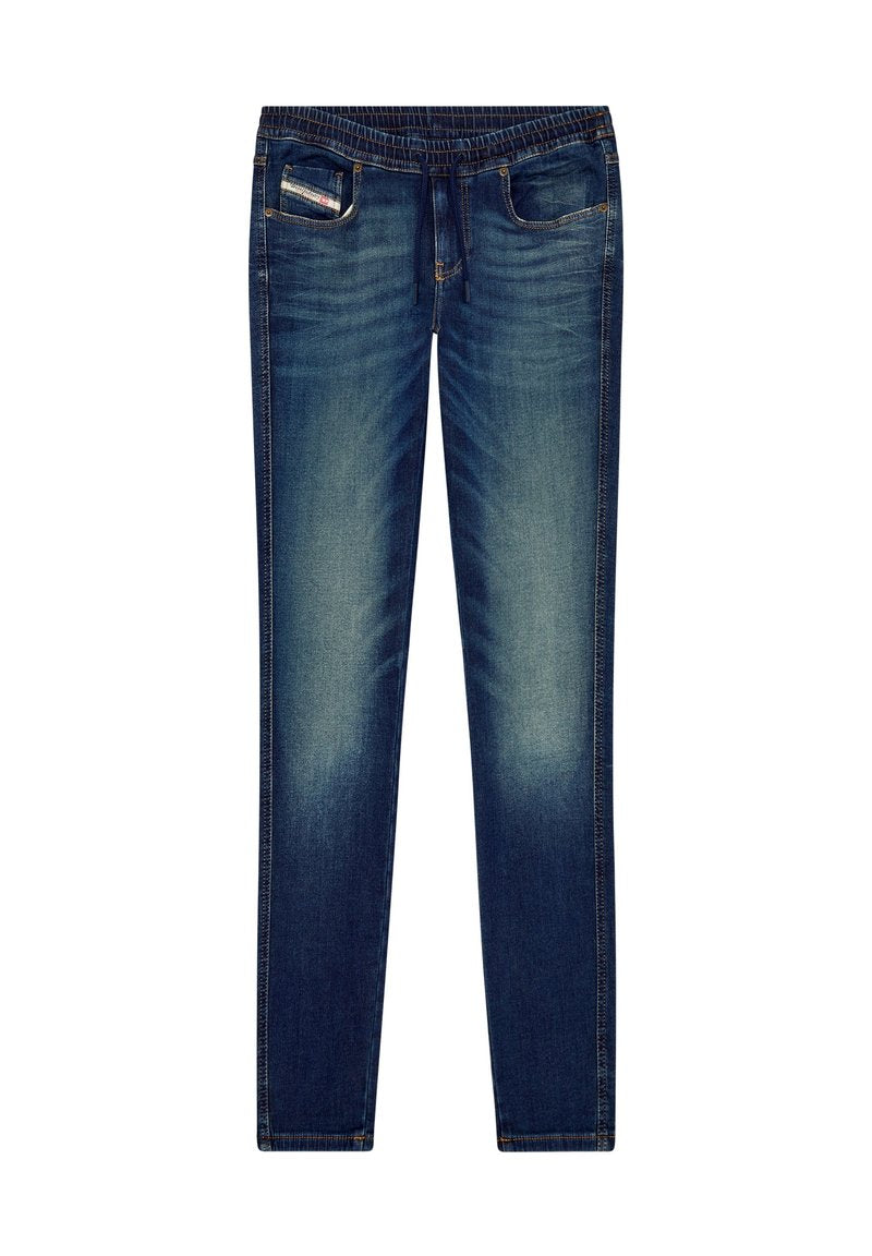 Dunkelblaue Jeans-Jogginghosen mit glatter Textur, elastischem Bund, fünf Taschen und subtilen Auswaschungen an den Beinen.
