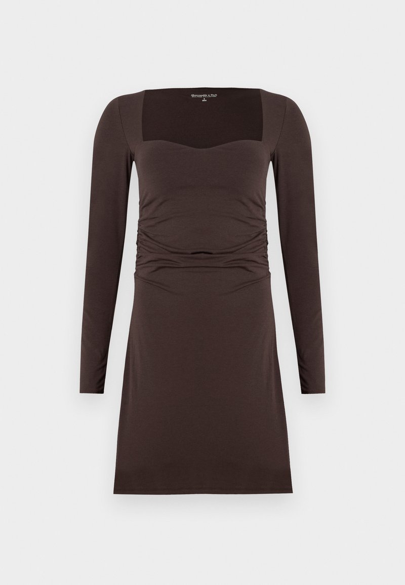 Braunes Langarmkleid mit quadratischem Ausschnitt und Raffung an der Taille. Glatte Textur, knielanger Schnitt und figurbetonter Design.