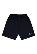 Schwarze Baumwollshorts mit einem elastischen Bund, Seitentaschen und einem kleinen weißen Logoaufdruck auf der unteren linken Vorderseite.
