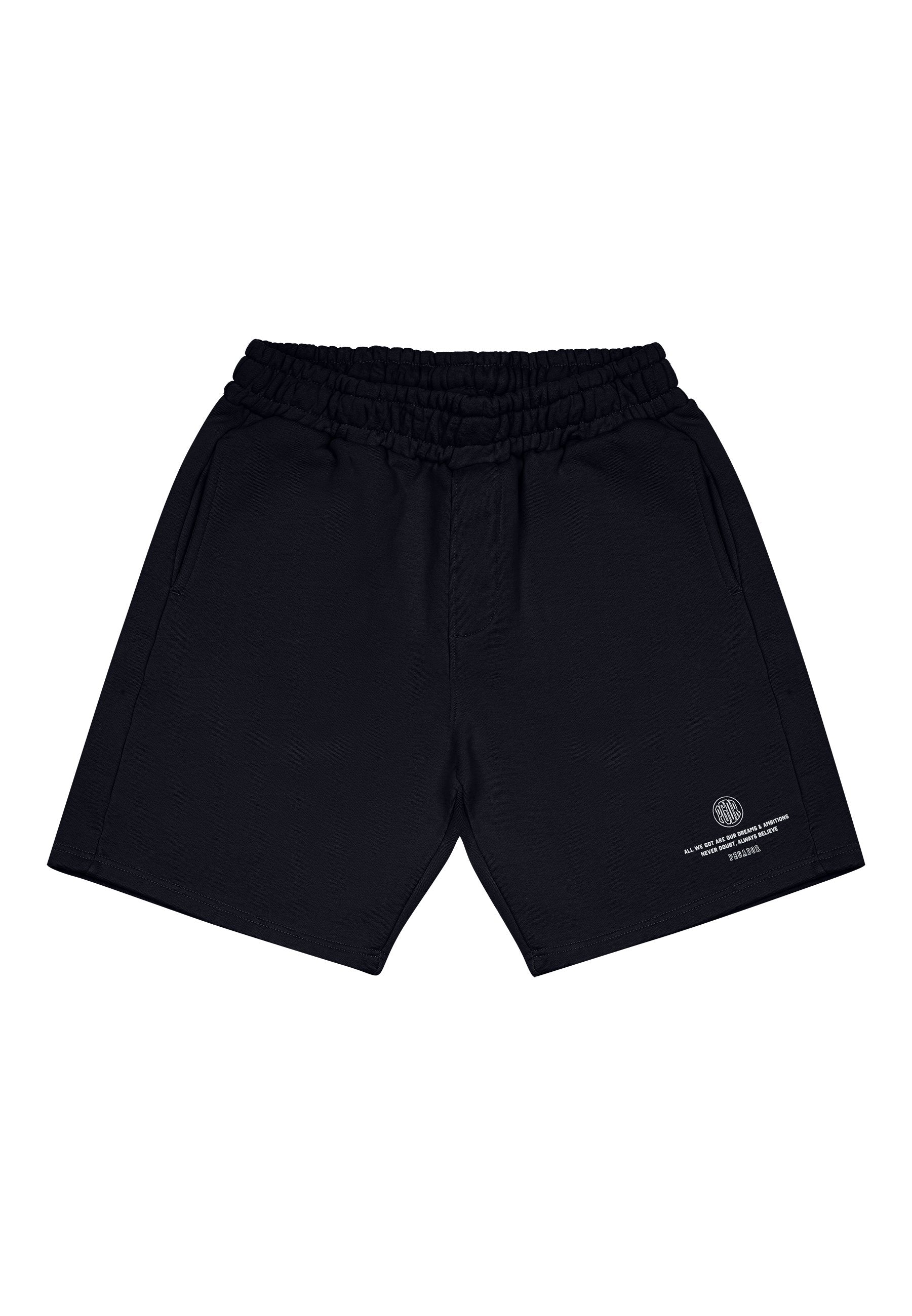 Schwarze Baumwollshorts mit einem elastischen Bund, Seitentaschen und einem kleinen weißen Logoaufdruck auf der unteren linken Vorderseite.