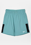 Helle petrolfarbene Sportshorts mit elastischem Bund, Seitentaschen und schwarzen Seitenpaneelen. Mit einem weißen Nike-Logo vorne unten.