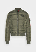 Olivgrüne Steppjacke mit horizontalen Nähten, gerippten Bündchen und Saum, Reißverschluss und einem roten Akzent an der Ärmeltasche.