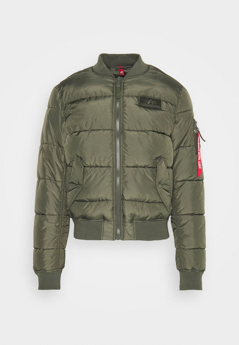 Olivgrüne Steppjacke mit horizontalen Nähten, gerippten Bündchen und Saum, Reißverschluss und einem roten Akzent an der Ärmeltasche.