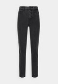 Schwarze High-Waist-Jeans mit einem Fünf-Knopf-Verschluss, zwei Fronttaschen und einem schmalen geraden Bein. Glatte Denim-Oberfläche, minimaler Verblassungsgrad.