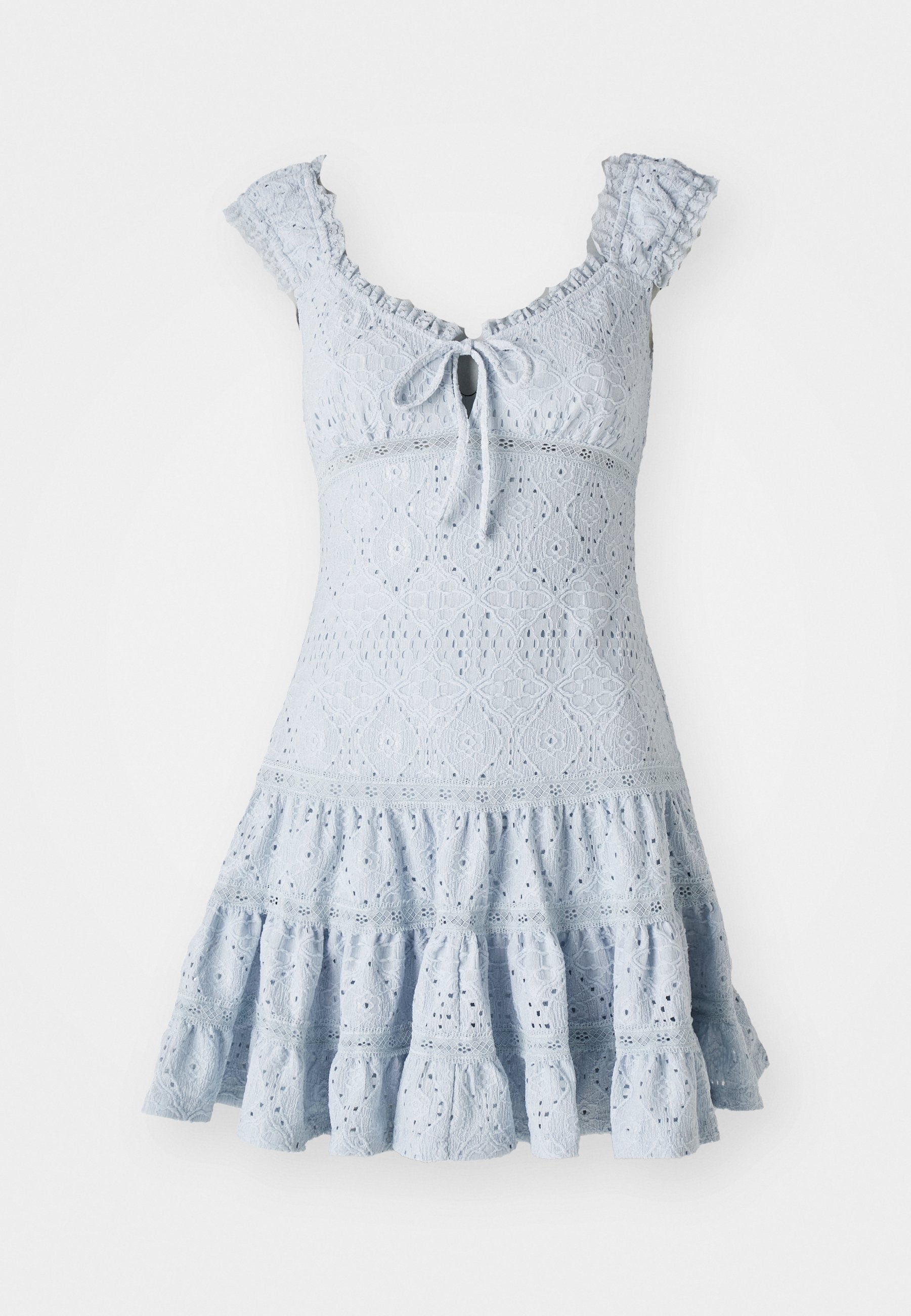 Helles blaues Spitzenkleid mit tailliertem Oberteil, Rüschensäumen, einem gebundenen Ausschnitt und einem schwingenden gestuften Rock mit floralen Mustern.
