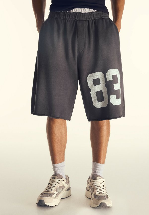 Bershka WITH DOUBLE WAISTBAND AND PRINT - BERMUDA SHORTS - Shorts - dark grey