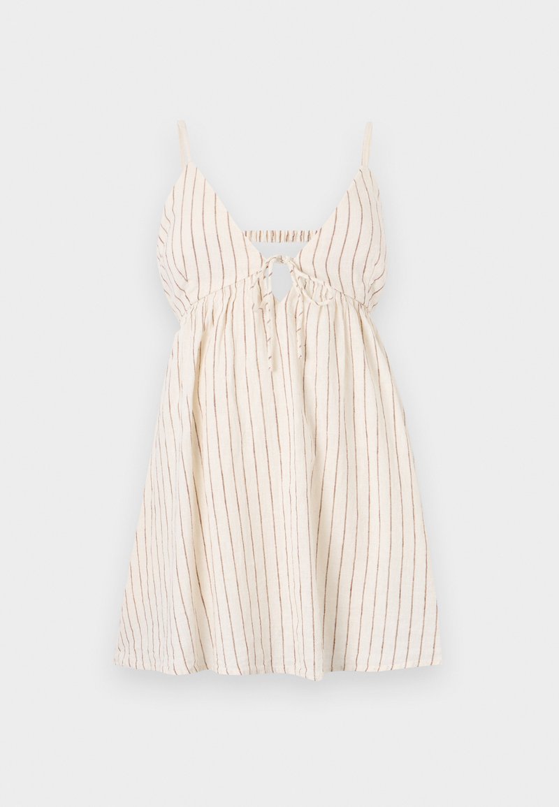 Weißes ärmelloses Kleid mit dünnen braunen vertikalen Streifen, einer Bindung vorne und dünnen Schulterriemen, dargestellt vor einfarbigem Hintergrund.