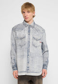 Helles Jeanshemd mit ausgewaschenem Effekt, spitzem Kragen, zwei Brusttaschen und Druckknopfverschluss. Verfügt über kontrastierende Nähte und Texturen.