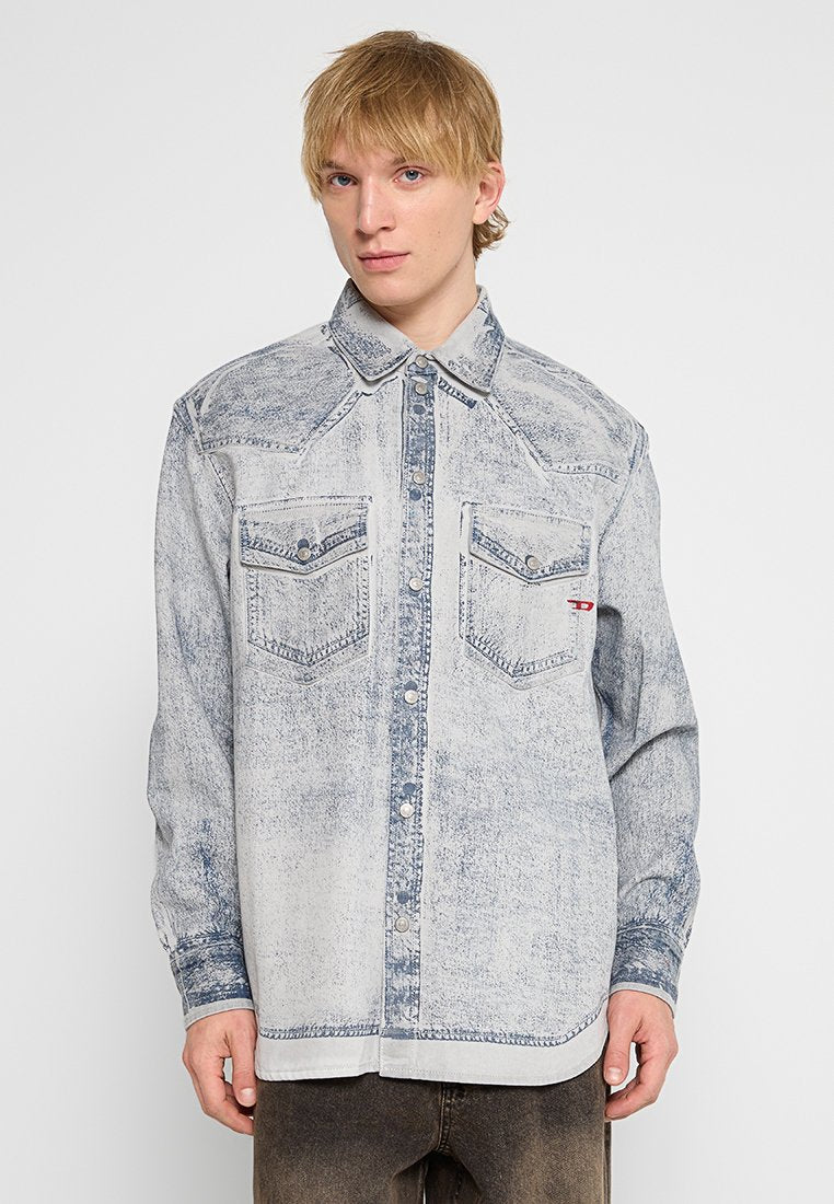 Helles Jeanshemd mit ausgewaschenem Effekt, spitzem Kragen, zwei Brusttaschen und Druckknopfverschluss. Verfügt über kontrastierende Nähte und Texturen.