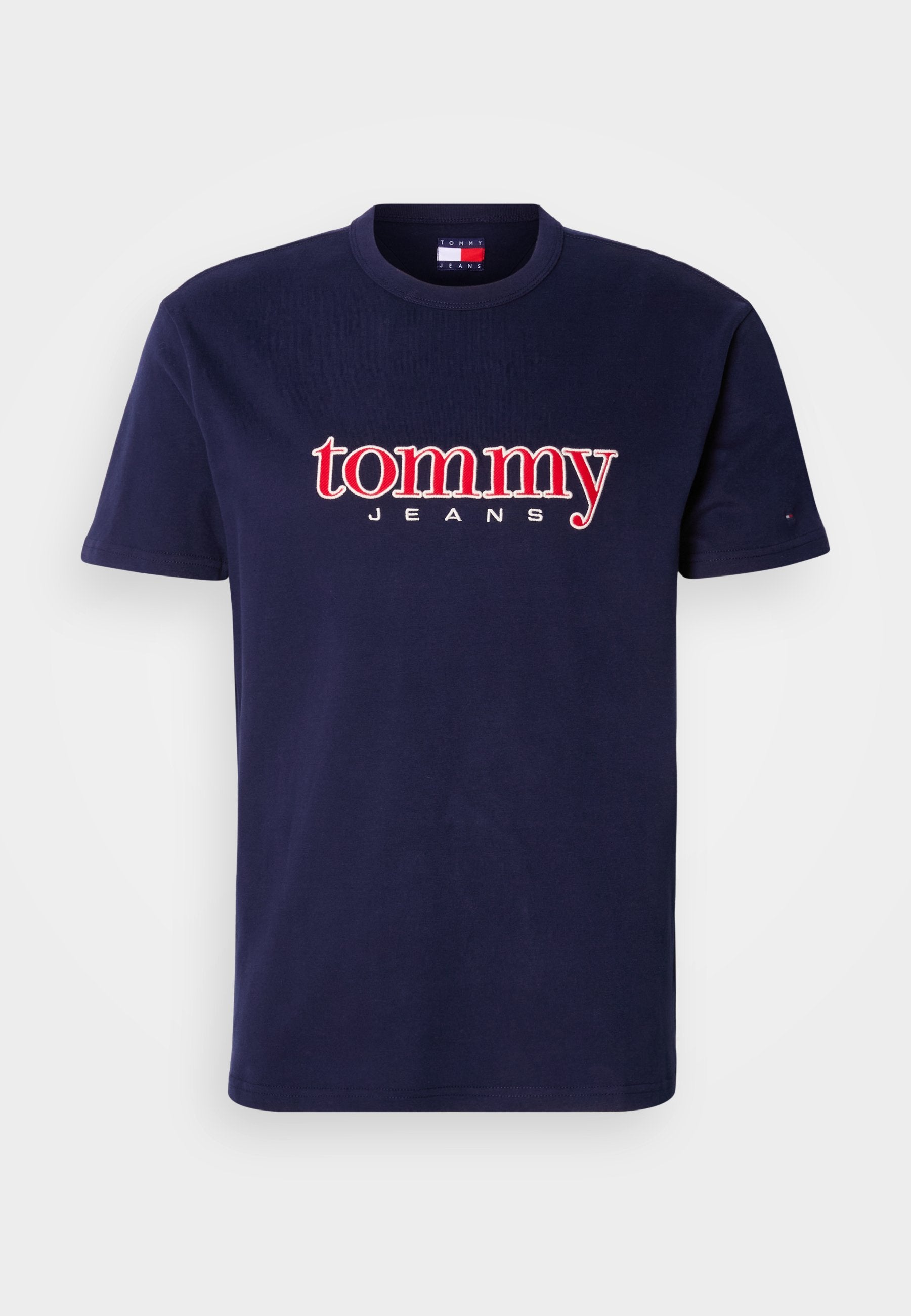 Marineblaue Baumwoll-T-Shirt mit kurzen Ärmeln, mit weißem und rotem, gesticktem "tommy JEANS"-Logo auf der Brust. Klassisches Rundhalsausschnitt-Design.