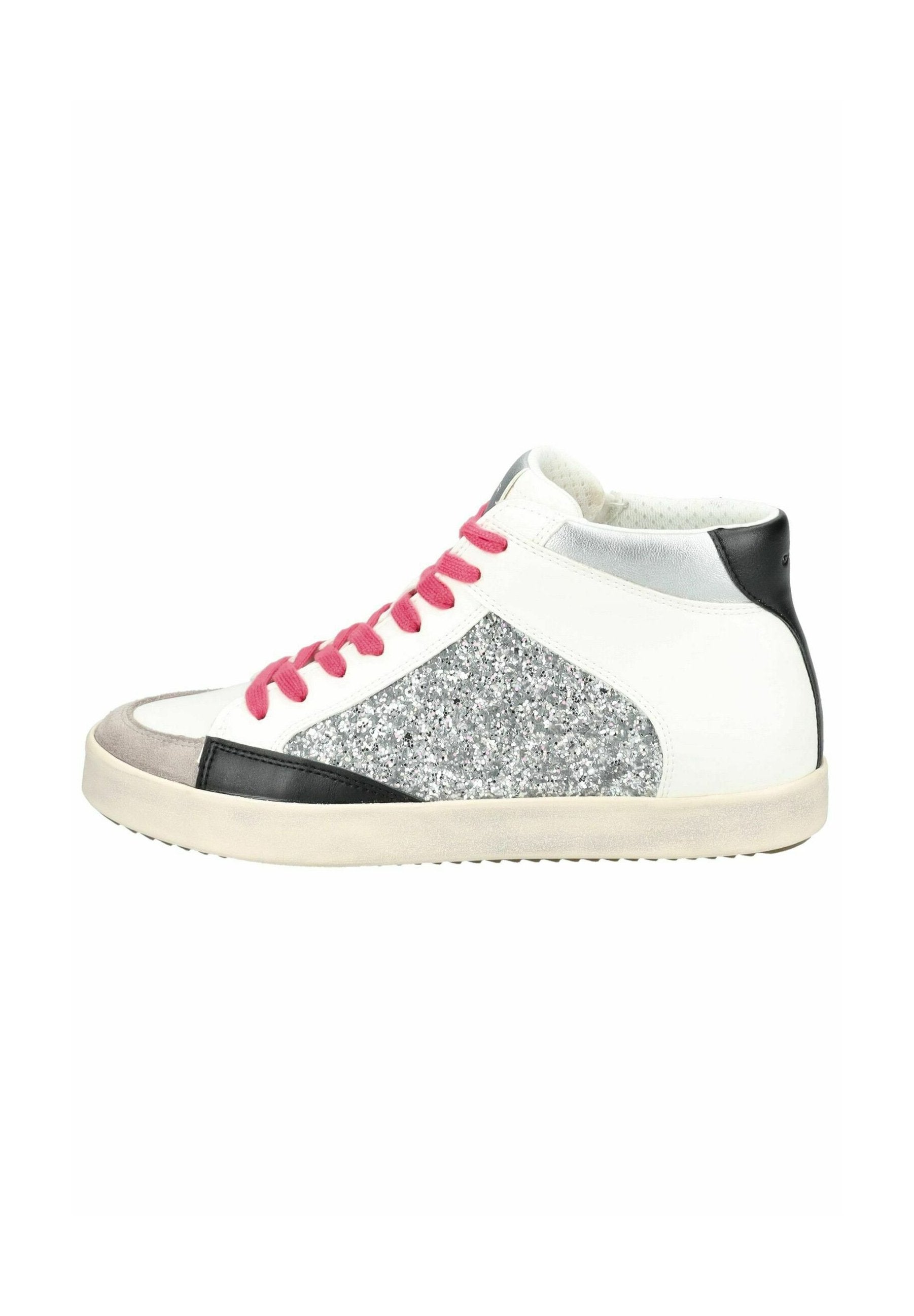 Weiße Leder-Hochschnitt-Sneaker mit pinken Schnürsenkeln, silbernen Akzenten und einem glitzernden grauen Seitenpaneel. Strukturiierte Gummisohle und schwarzer Absatz.