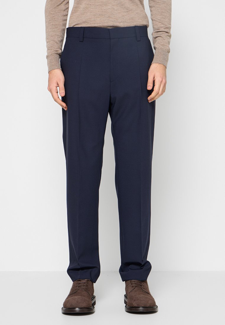 Marineblaue Hosen mit maßgeschneiderter Passform, aus glattem Stoff gefertigt, mit gebügelten Bügelfalten, Seitentaschen und einem flachen Frontdesign.