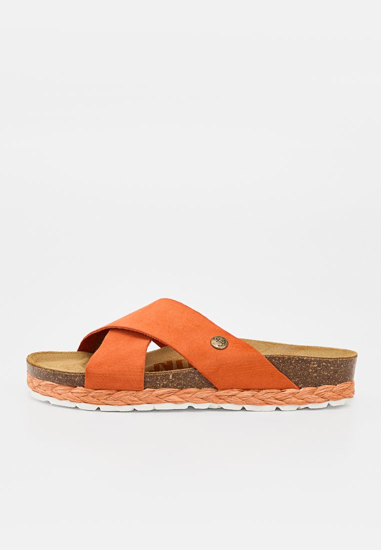 Orangefarbene Wildledersandale mit gekreuzten Riemen, Korkfußbett, geflochtenem Besatz um die Sohle und weißer Gummisohle.