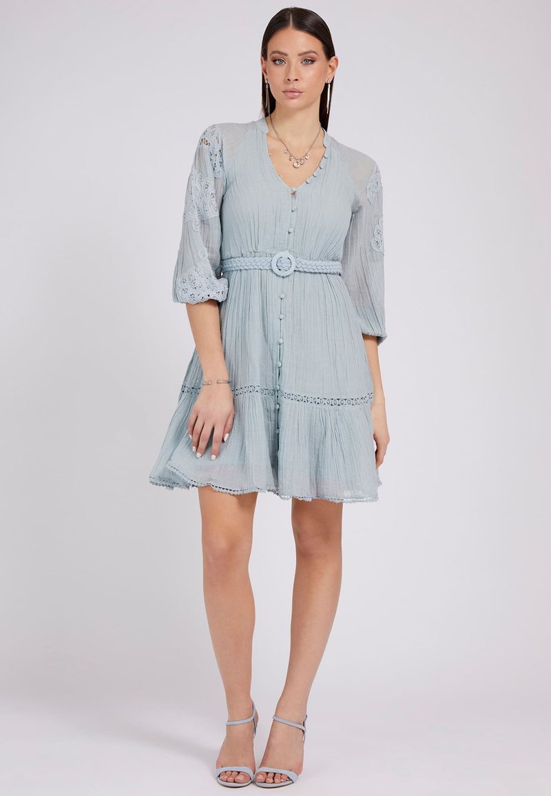 Hellblaues knielanges Kleid mit V-Ausschnitt, Knopfschluss, Puffärmeln und Spitze. Enthält einen geflochtenen Gürtel und einen weichen, strukturierten Stoff.