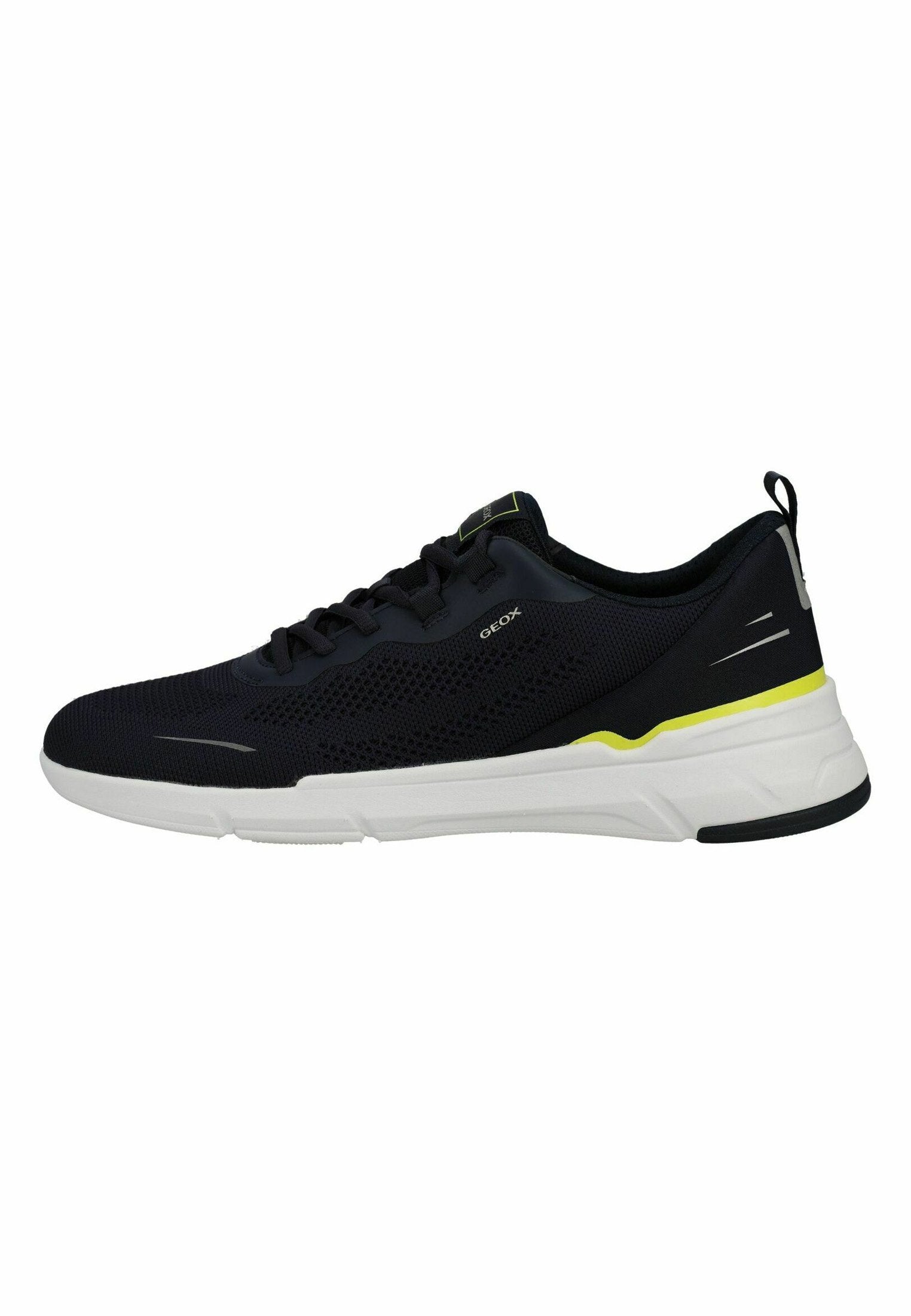 Schwarz-weißer Sportschuh mit Mesh-Obermaterial, weißer Sohle, gelbem Akzent nahe der Ferse und Schlaufe hinten, Seitenansicht.