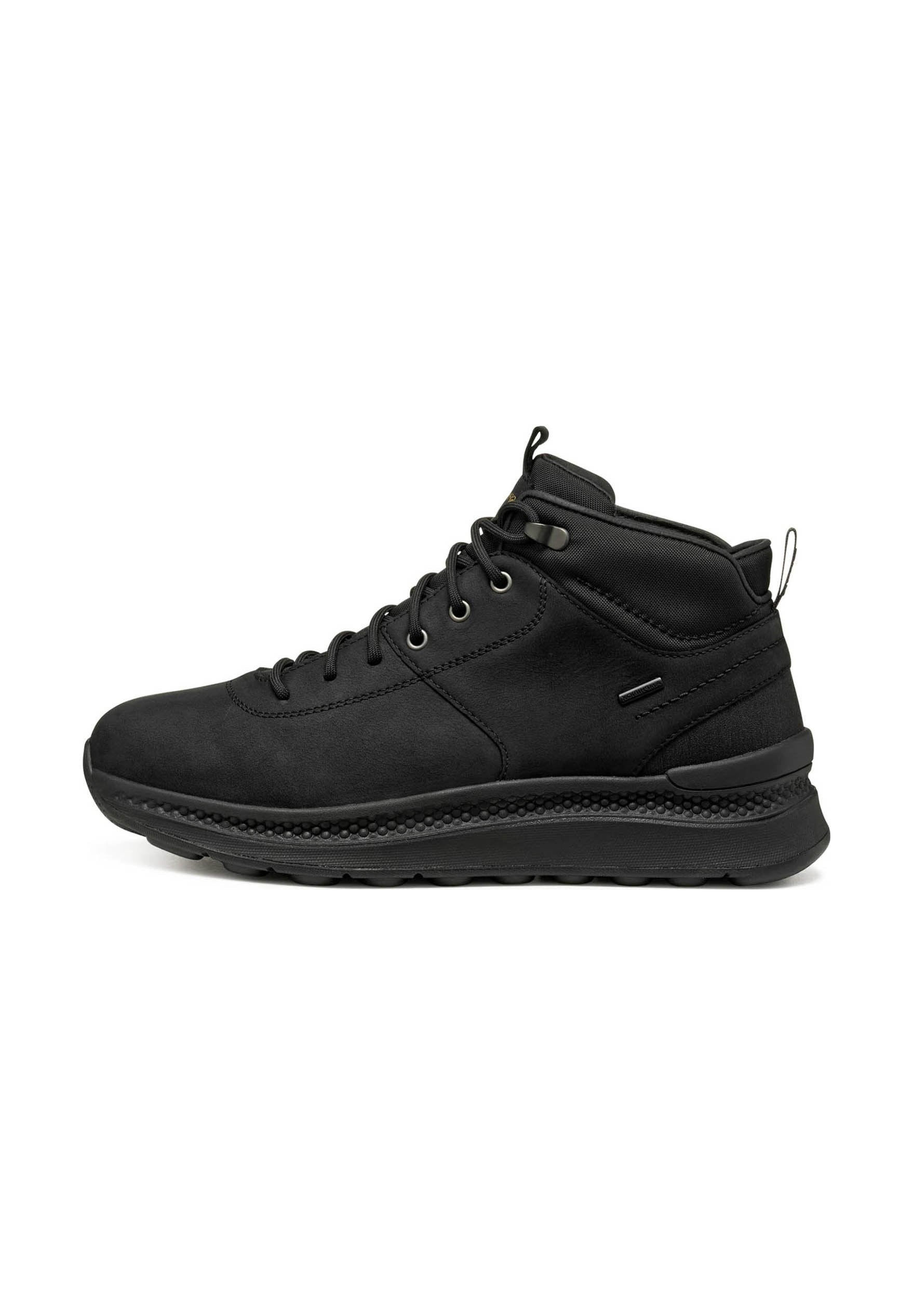 Schwarzer High-Top-Sneaker mit Schnürung vorne, gepolstertem Kragen, strukturierter Sohle und Zuglaschen an Zunge und Ferse.