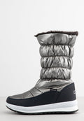 Wasserdichte silberne Pufferstiefel mit einem strukturierten Obermaterial, einem Kunstfellbesatz und einem unteren Teil aus schwarzem Netzstoff. Dicke weiße Sohle für zusätzlichen Komfort.