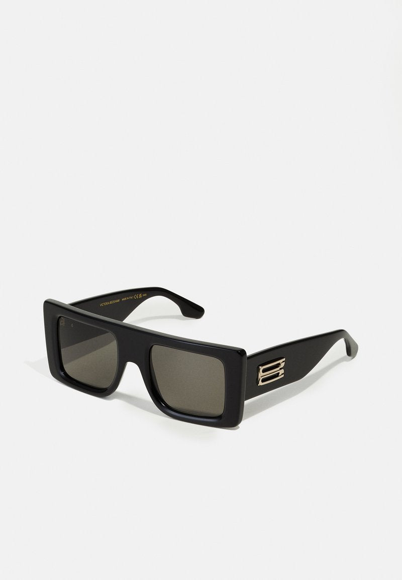 Schwarze quadratische Sonnenbrille mit dunklen Gläsern. Verfügt über eine glänzende Oberfläche, ein markantes Rahmen-Design und einen goldenen Akzent am Schläfenbereich.