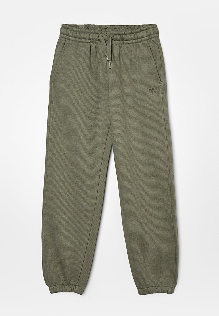 Olivgrüne Jogginghose aus weichem Material, mit einem elastischen Bund und Bündchen, seitlichen Taschen und einem dezenten Logo.