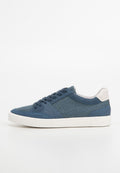 Blaue Leinensneaker mit strukturiertem Obermaterial, kontrastierenden hellgrauen Akzenten, runder Zehenpartie, Schnürverschluss und weißer Gummisohle.