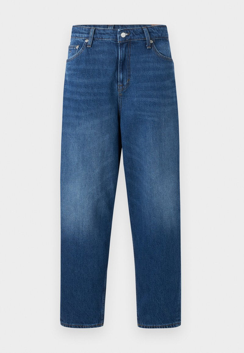 Blaue Jeans mit geradem Bein, vorne mit Knopf- und Reißverschluss, Gürtelschlaufen und fünf Taschen, vor weißem Hintergrund dargestellt.