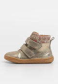 Goldfarbene metallische Knöchelstiefel mit zwei Klettverschlüssen, blumigem Stofffutter und brauner Gummisohle. Texturierte Oberfläche und genähte Akzente.