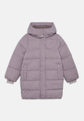 Lila Puffy-Jacke mit Kapuze, im gesteppten Design, Druckknöpfen und seitlichen Taschen. Weicher Stoff und gerippte Bündchen bieten Wärme.