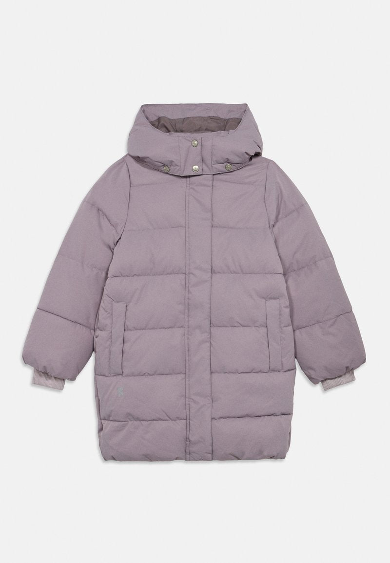 Lila Puffy-Jacke mit Kapuze, im gesteppten Design, Druckknöpfen und seitlichen Taschen. Weicher Stoff und gerippte Bündchen bieten Wärme.