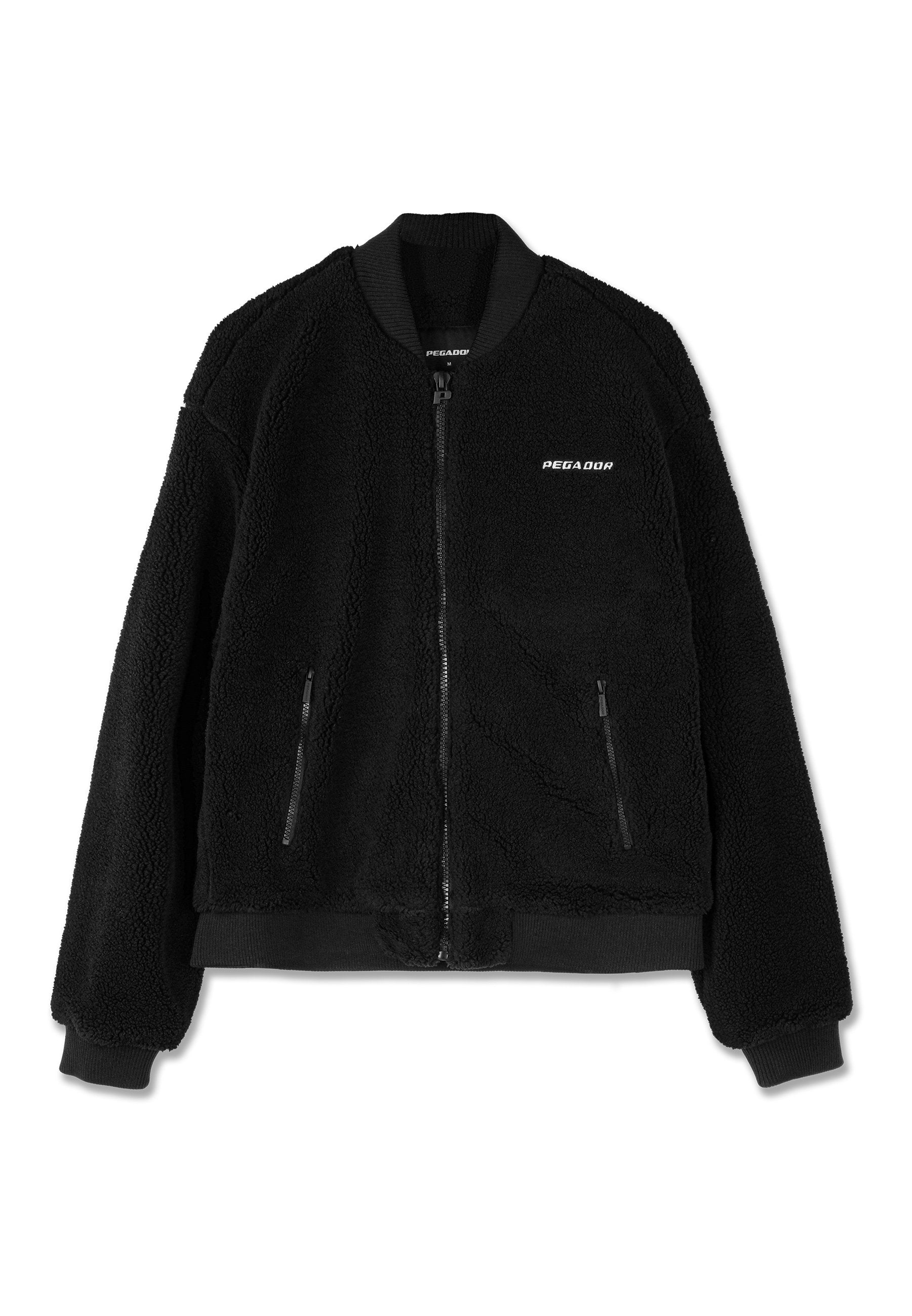 Schwarze Fleece-Bomberjacke mit Reißverschlusstaschen, gerippten Bündchen und Kragen. Mit Logo auf der Brust und strukturiertem Material für Wärme.