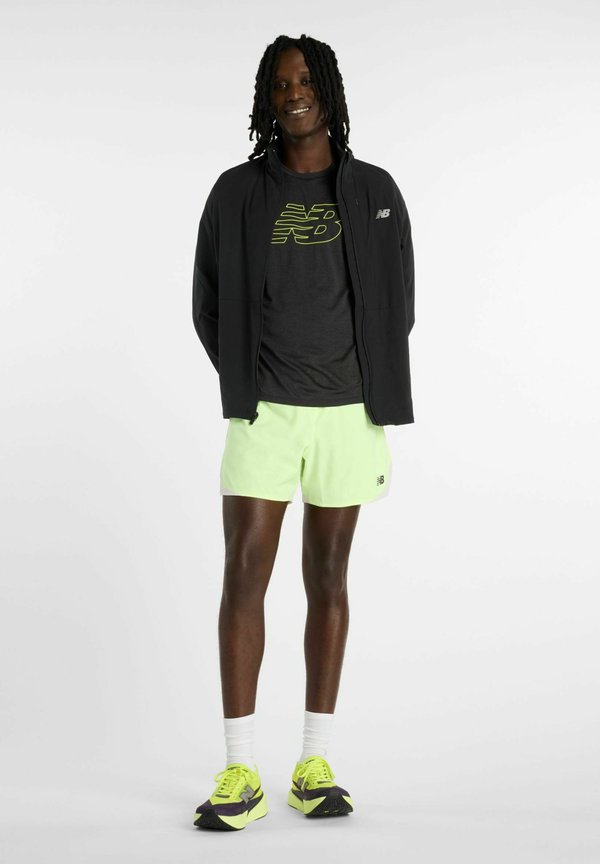 New Balance RC ESSENTIAL GRAPHIC T-SHIRT - Print T-shirt - black alkaline green