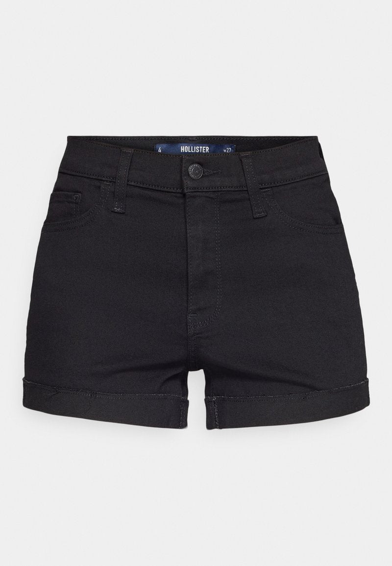 Schwarze Denim-Shorts mit hoher Taille, umgeschlagenem Saum, fünf Taschen und einem Knopfverschluss vorne. Mit kontrastierenden Nähdetails.