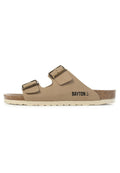 Sandal mit Korksohle in hellbeige, mit zwei verstellbaren Riemen, Metall-Schnallen und einem markierten Logo. Rundliche Zehenpartie und strukturiertes Fußbett.