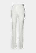 Weiße maßgeschneiderte Hose mit geradem Bein. Verfügt über seitliche Taschen, einen Reißverschluss und eine glatte, leicht glänzende Stofftextur.