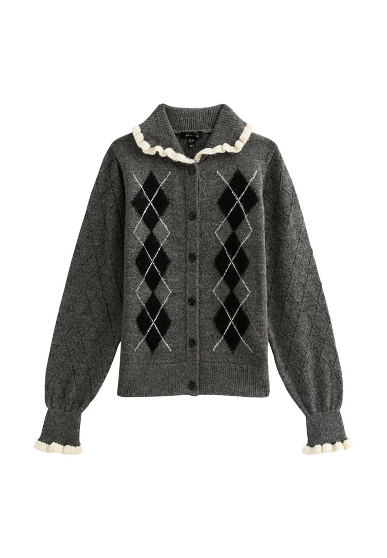 Grauer Cardigan mit Karomuster in Schwarz und Weiß, gerippten Bündchen, Rüschensaum und Knopfschluss. Hergestellt aus weichem Strickmaterial.
