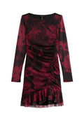 Langärmliges Kleid in Dunkelrot mit floralem Muster, gerafftem Detail an der Taille und schwingendem Saum. Hergestellt aus leichtem, fließendem Stoff.