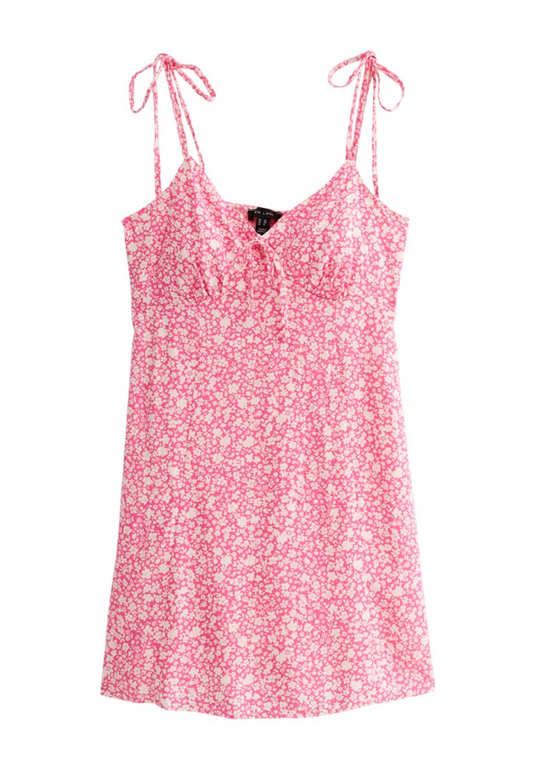 Rosa Blumenkleid mit dünnen verstellbaren Trägern, gerafftem Brustbereich und lockerer Passform. Es zeigt ein kleines Muster von weißen Blumen auf einem rosa Hintergrund.