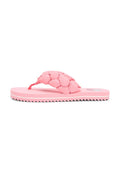 Rosa Flip-Flop-Sandale mit dickem geflochtenem Riemen, flacher Sohle und geriffelter Untersohle, seitlich dargestellt.