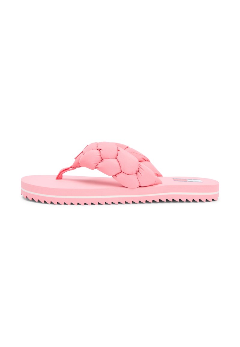 Rosa Flip-Flop-Sandale mit dickem geflochtenem Riemen, flacher Sohle und geriffelter Untersohle, seitlich dargestellt.