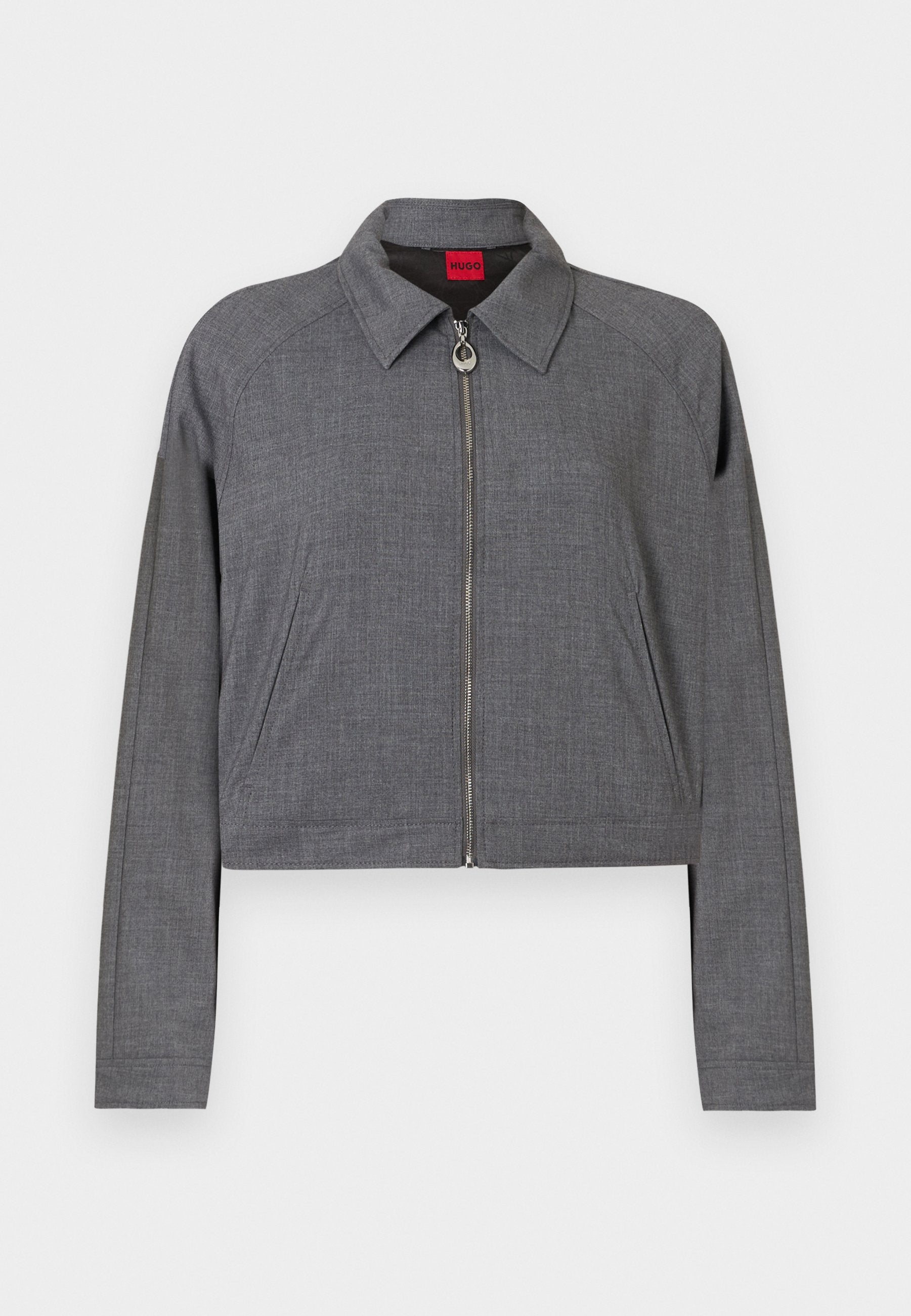 Graue langärmelige Jacke mit Kragen, vorderer Reißverschluss mit rundem Zipper und Seitentaschen, flach auf einem weißen Hintergrund liegend.