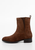Braune Wildleder-Stiefelette mit elastischen Seitenpaneelen, runder Zehenform und strukturiertem Obermaterial. Verfügt über eine kleine Schlaufe hinten und einen flachen Absatz.