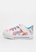 Kinderfunkelnde weiße Sneaker mit lila Schnürsenkeln, Klettverschluss und buntem Einhorn- und Regenbogendesign an der Seite.