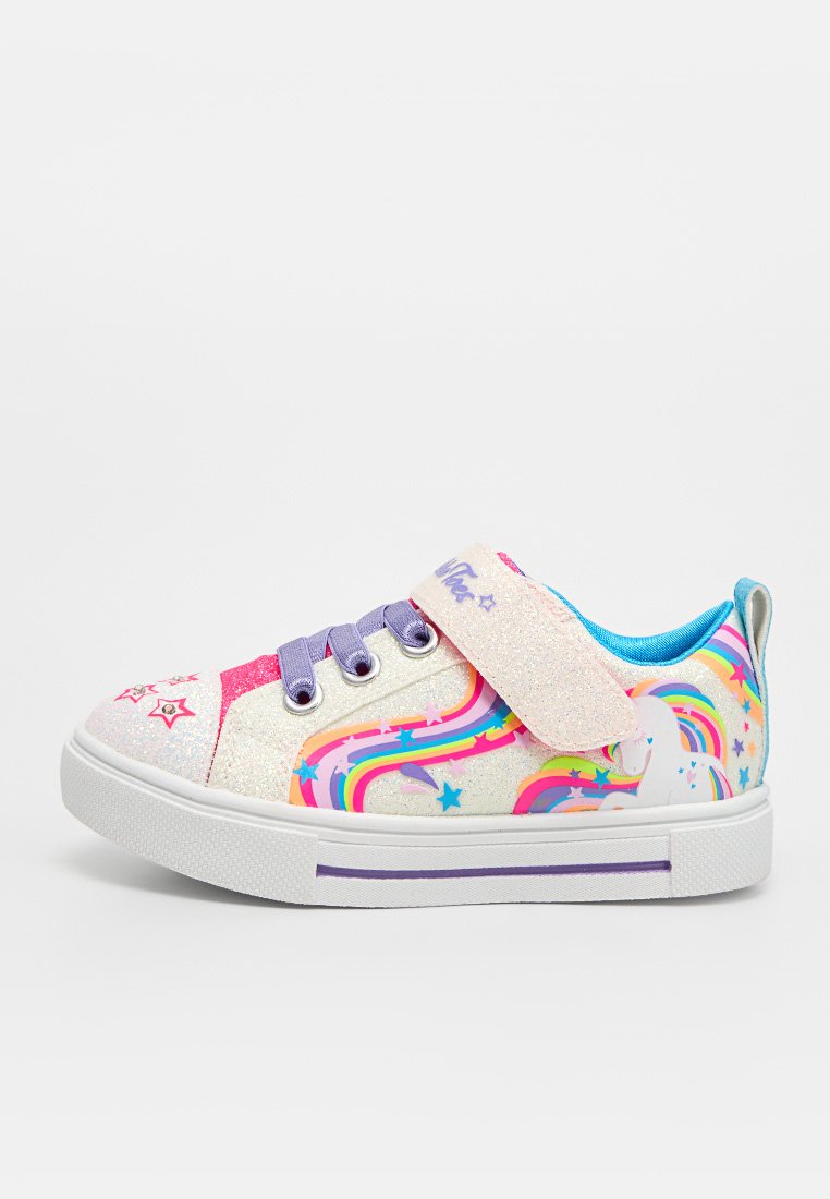 Kinderfunkelnde weiße Sneaker mit lila Schnürsenkeln, Klettverschluss und buntem Einhorn- und Regenbogendesign an der Seite.