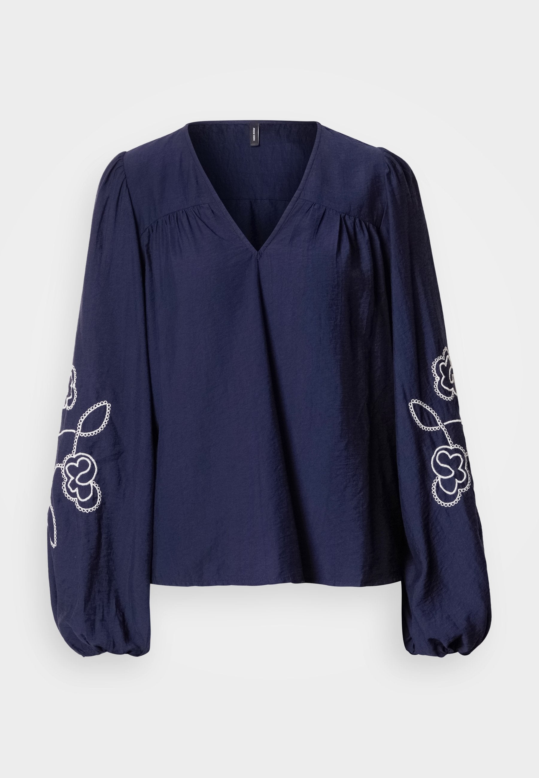 Marineblaue Bluse mit V-Ausschnitt, gerafften Details und langen, gepufften Ärmeln mit weißer Blumenstickerei an den Manschetten.