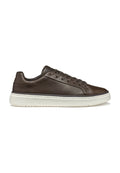 Braune Ledersneaker mit glatter Oberfläche, weißer Gummisohle und klassischem Schnürdesign. Mit abgerundetem Zehenbereich und minimalistischen Nähten.