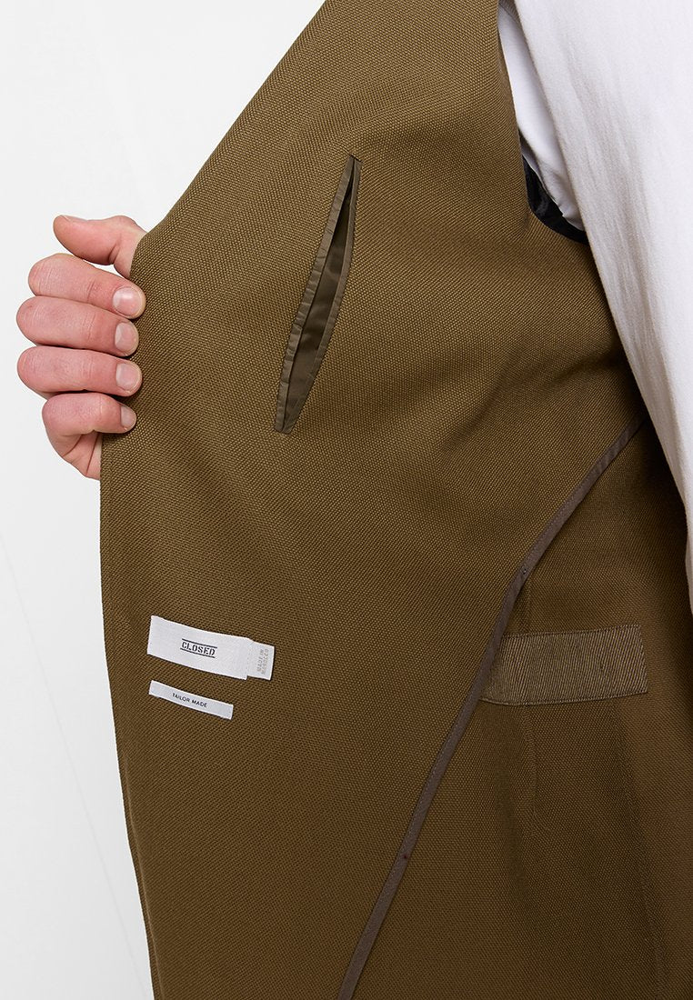 CLOSED RELAXED FIT