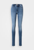 Schlankes Jeansmodell aus hochwertigem, ausgeblichenem mittelblauen Denim. Verfügt über einen Knopf- und Reißverschluss, fünf Taschen und zierende Nähte entlang der Nähte.